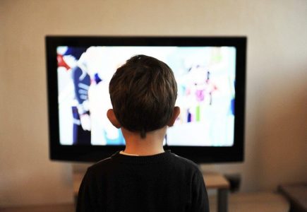 impact-of-television-on-children-wonderparenting