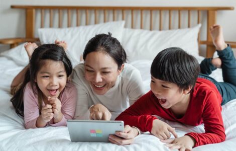 kids-addicted-to-screens-wonderparenting